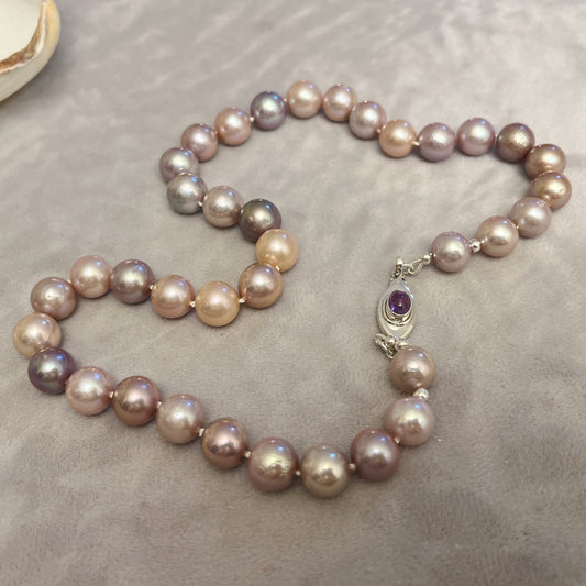 Large, naturally coloured nucleated pearls
