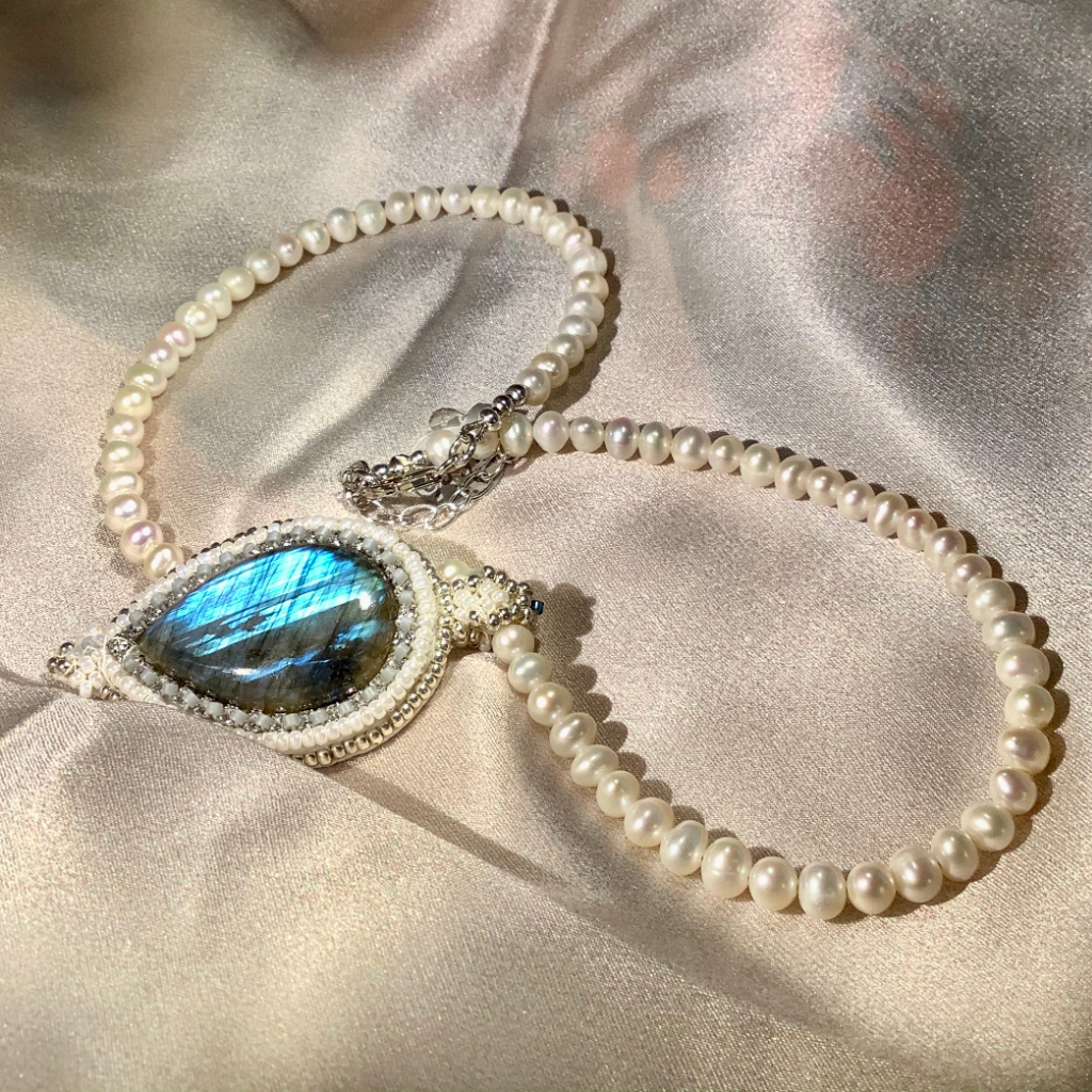 Labradorite pendant with Swarovski crystals on a pearl necklace